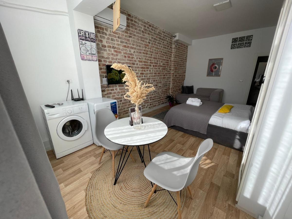 Bricks Studio Apartments Tiranë Ngoại thất bức ảnh