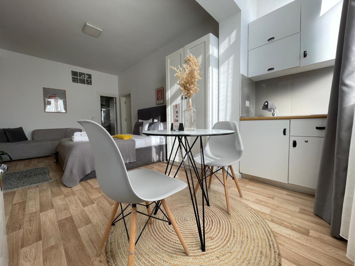 Bricks Studio Apartments Tiranë Ngoại thất bức ảnh