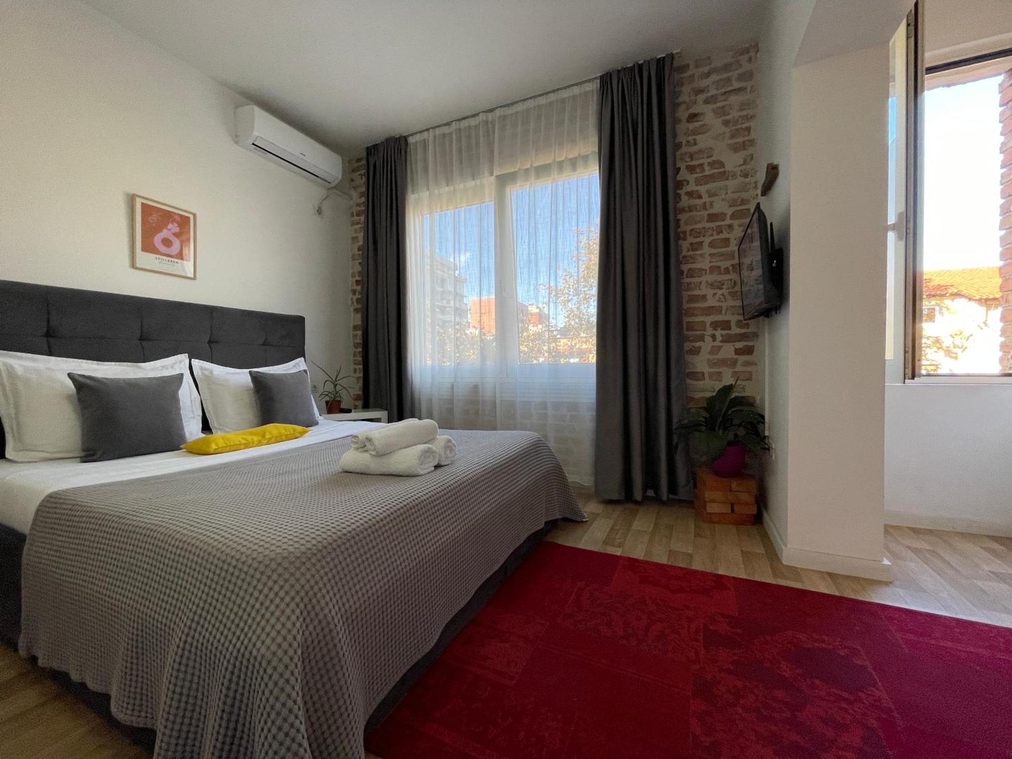 Bricks Studio Apartments Tiranë Ngoại thất bức ảnh