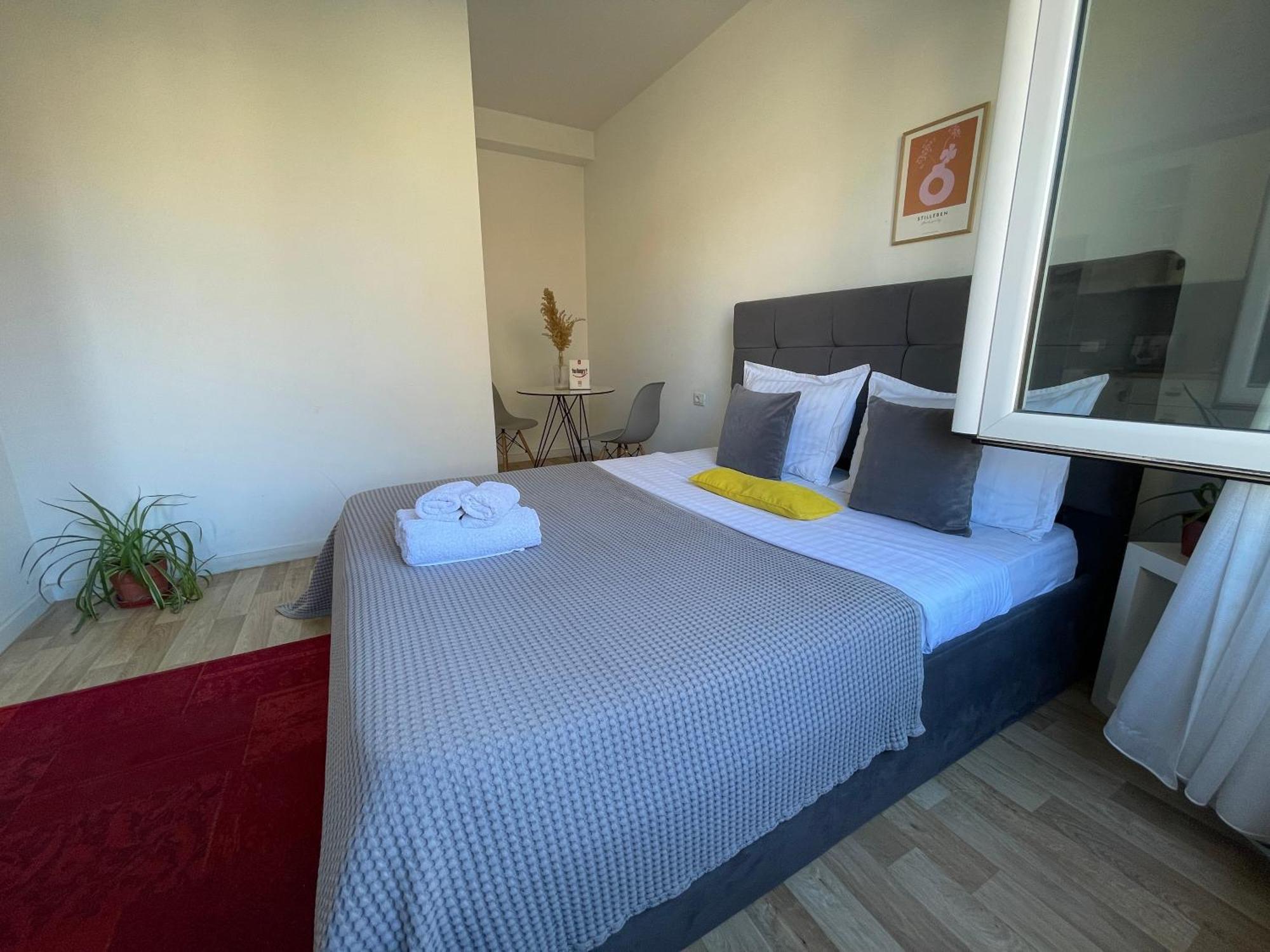 Bricks Studio Apartments Tiranë Ngoại thất bức ảnh