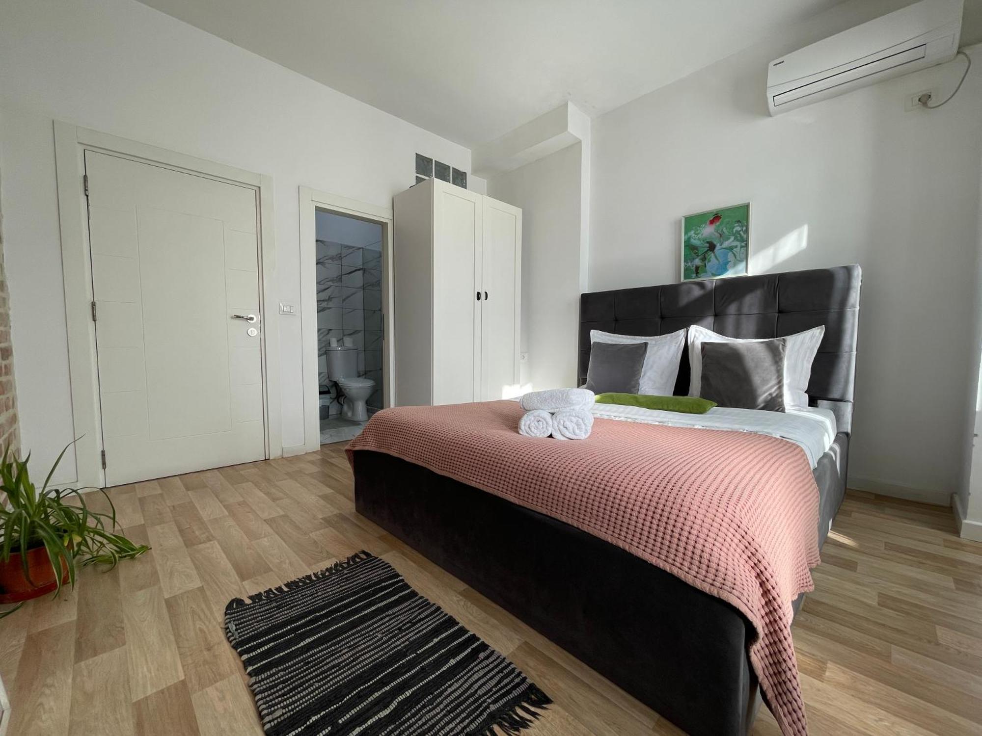 Bricks Studio Apartments Tiranë Ngoại thất bức ảnh